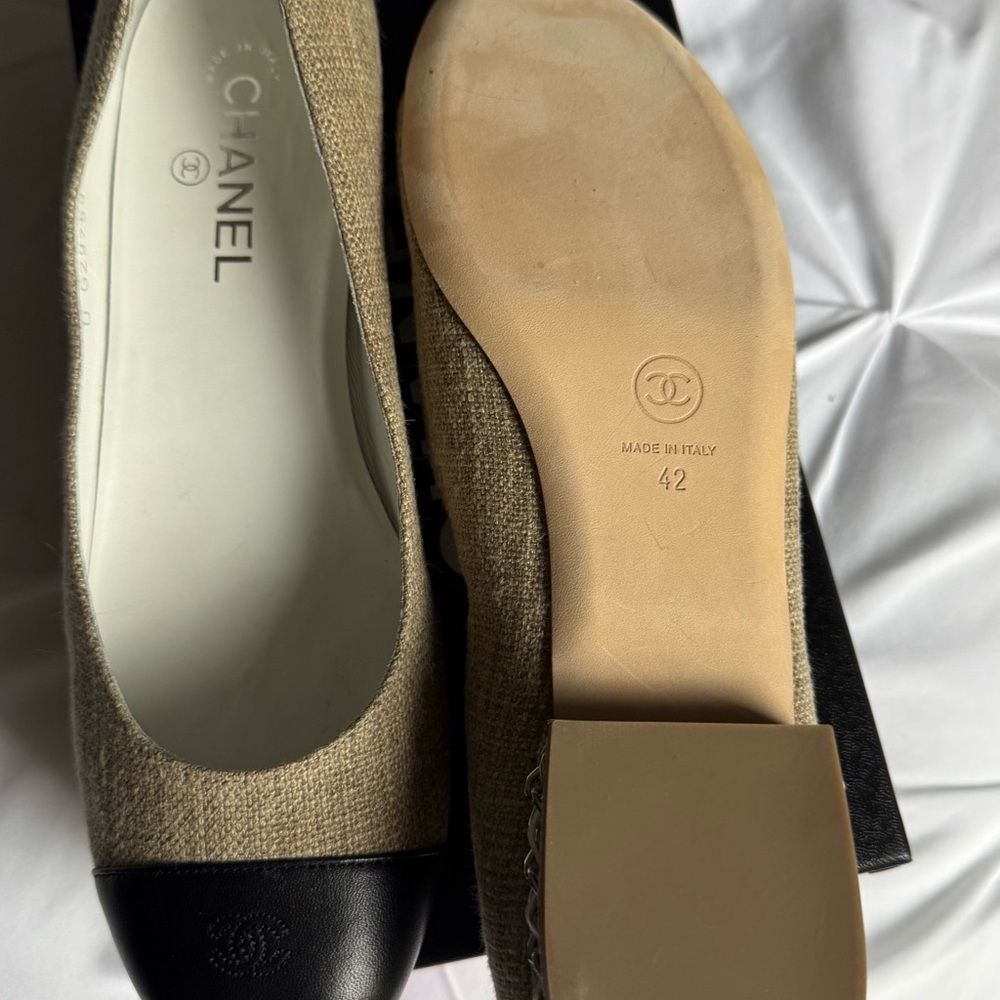 CHANEL Two-Tone Black and Tan Flats - Picture 4 of 4